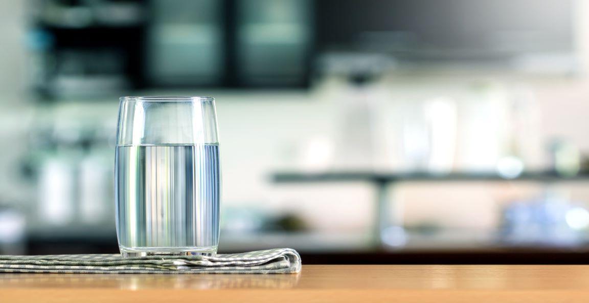 桌上放着一杯纯净水